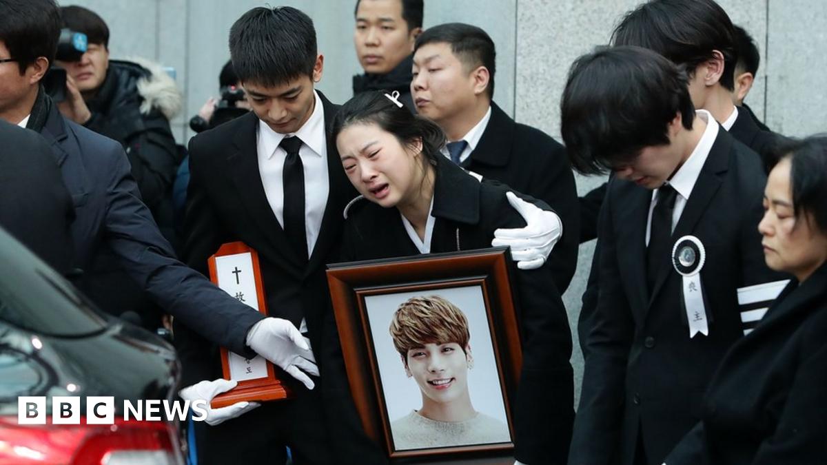 Jonghyun: K-pop stars carry SHINee singer's coffin - BBC News