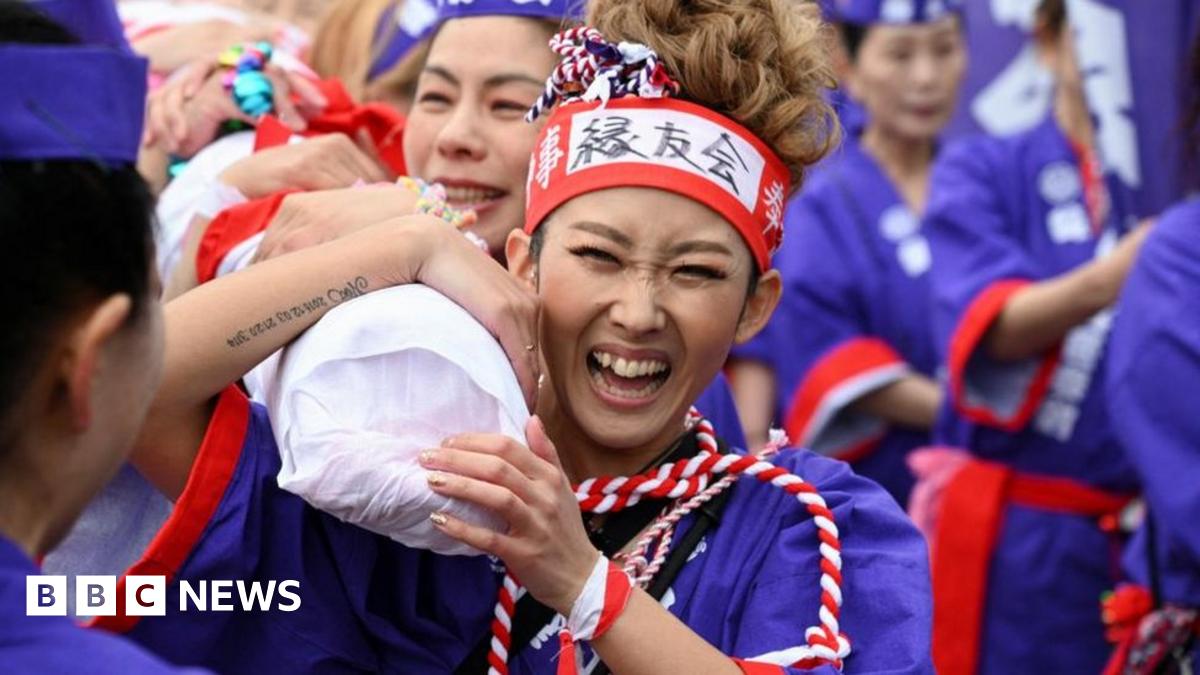 Japan naked festival: Women join Hadaka Matsuri for first time - BBC News