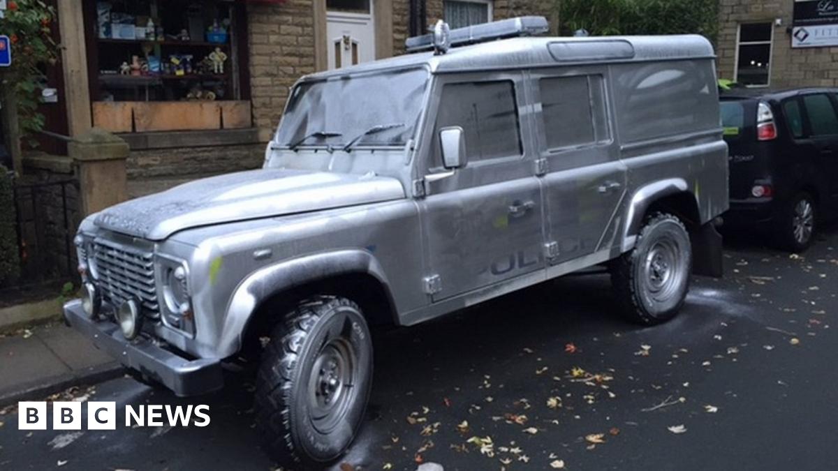 Police Land Rover spray-painted silver by vandals - BBC News