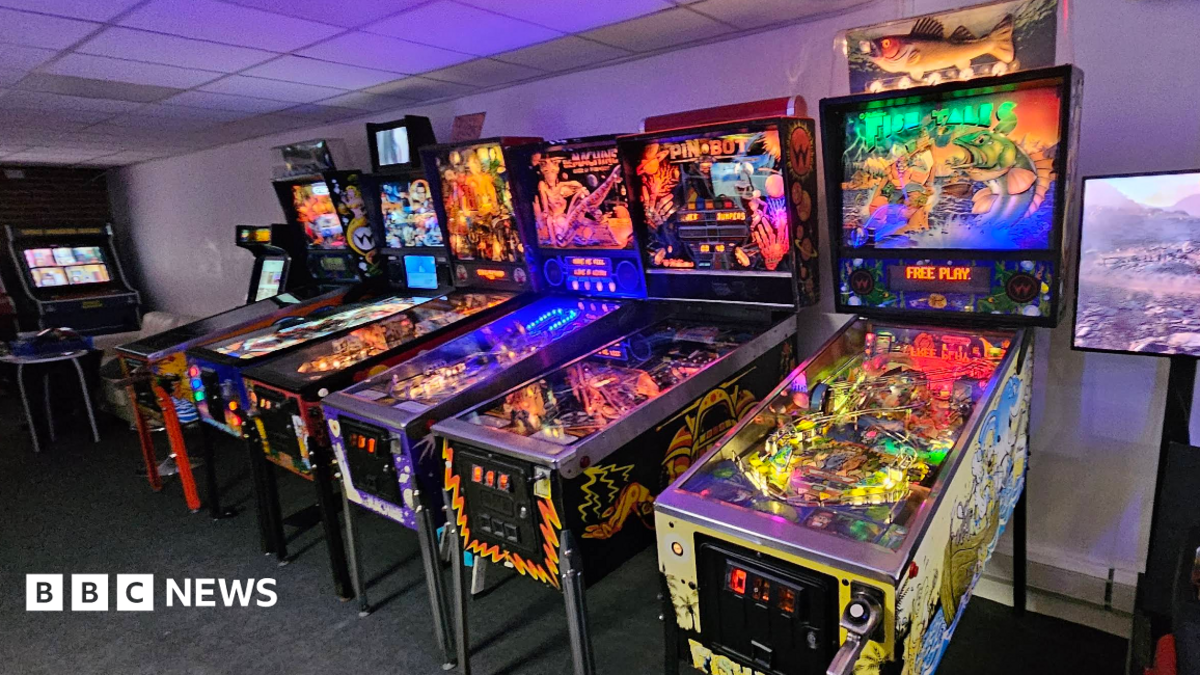 Appeal to gamers in Wiltshire to help save unique retro arcade - BBC News