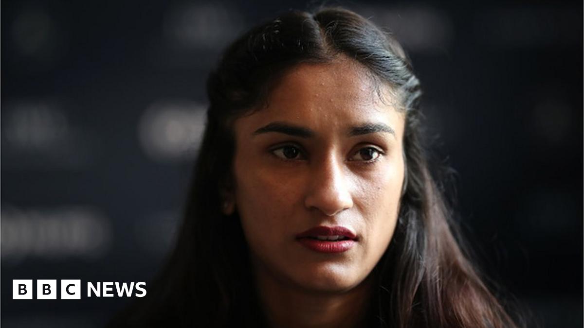 Vinesh Phogat at Jantar Mantar: India wrestlers risk Olympic dream for '#MeToo' protest - BBC News