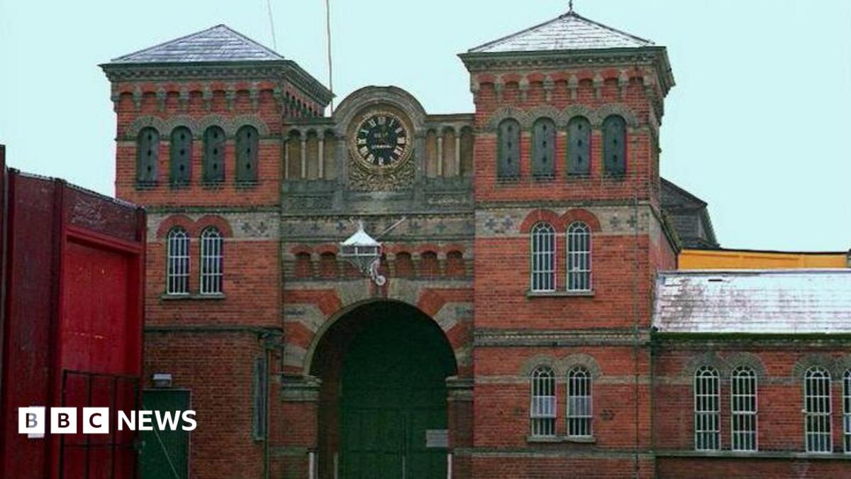 Nurse who tried to send girl sexual messages struck off