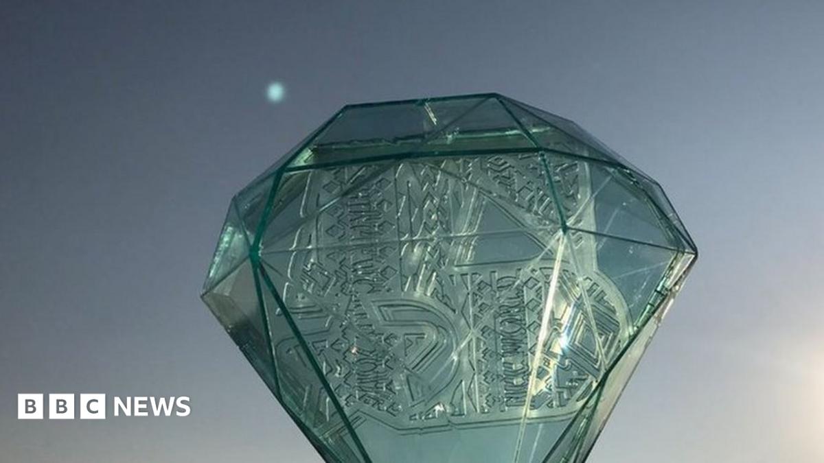 Jonghyun fans take comfort in 'pearl aqua Moon' images - BBC News