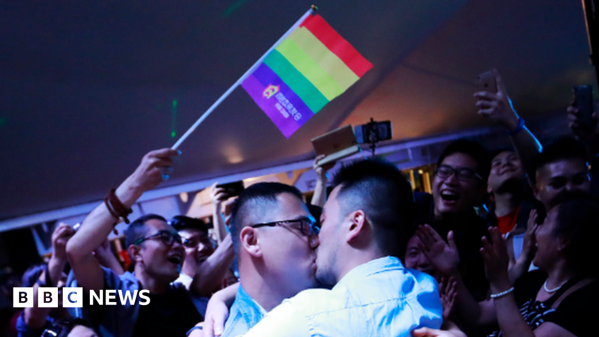 China gay conversion: Accounts of shocks and pills - BBC News