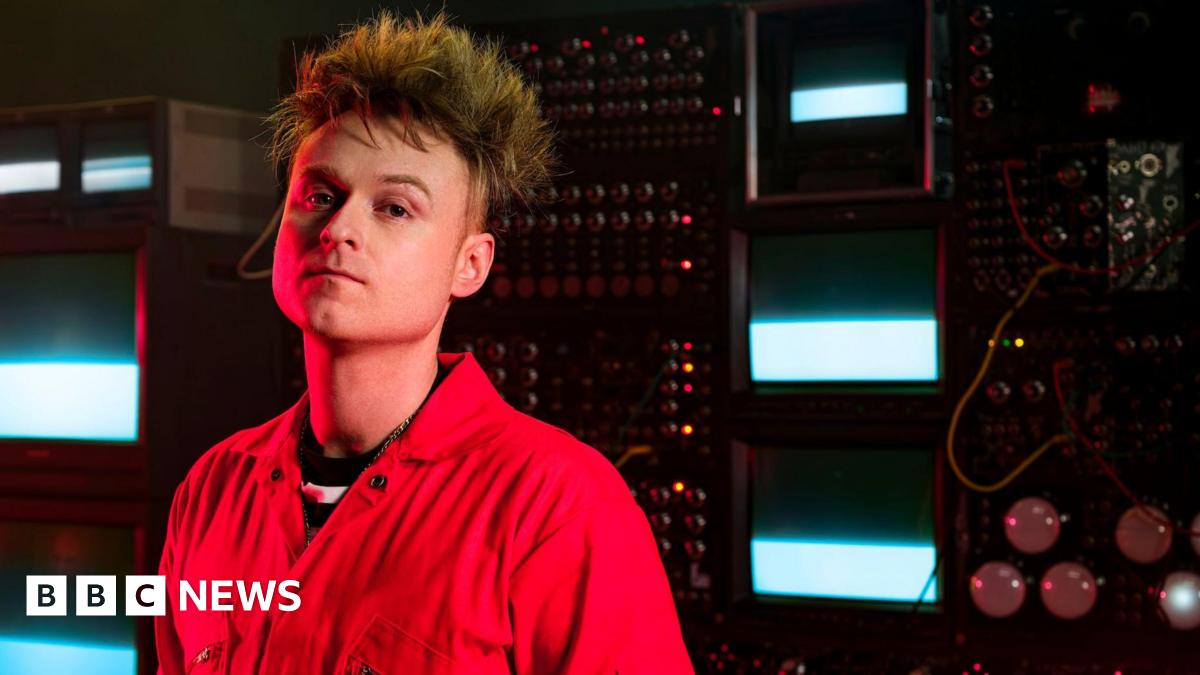 
                            Look Mum No Computer: UK's Eurovision entrant says his song Eins, Zwei, Drei, is 'a risk'