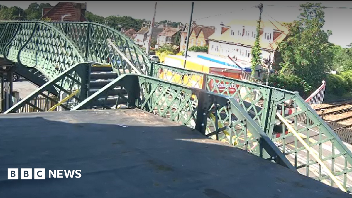 Car hits Billingshurst railway level crossing causing delays