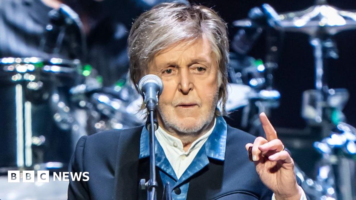 
                            Paul McCartney and Ringo Starr reunite for London gig