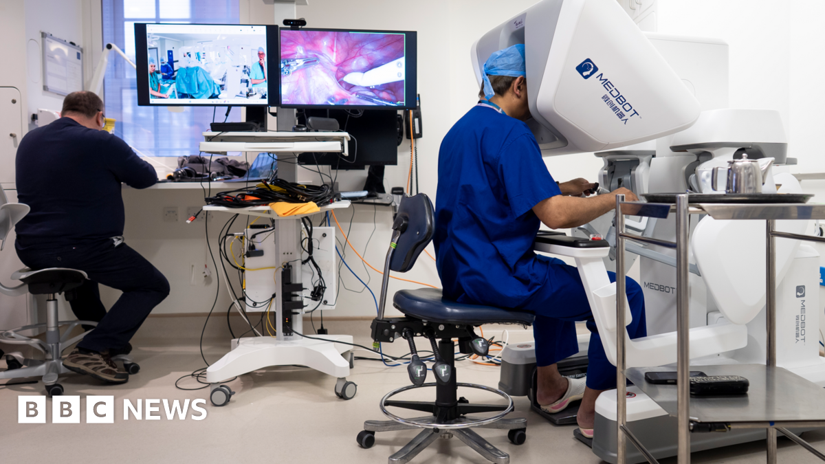 
                            London doctor carries out first UK remote robotic surgery