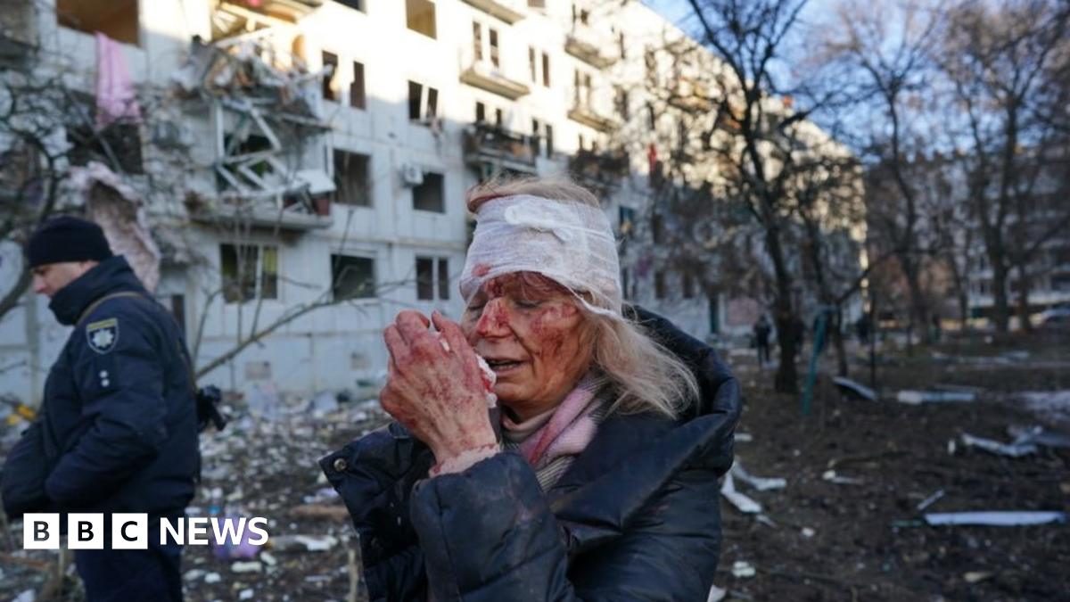 Ukraine conflict: Russian forces attack from three sides - BBC News
