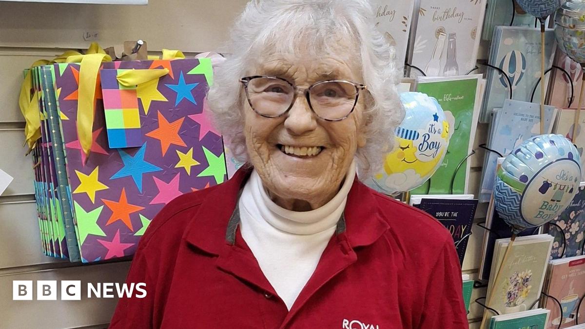 bbc.co.uk - Simon Thake - Doncaster Hospital volunteer returns to role at 90