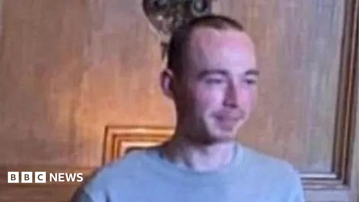 Thomas Roche: Teams brave snow in fresh search for missing dad - BBC News