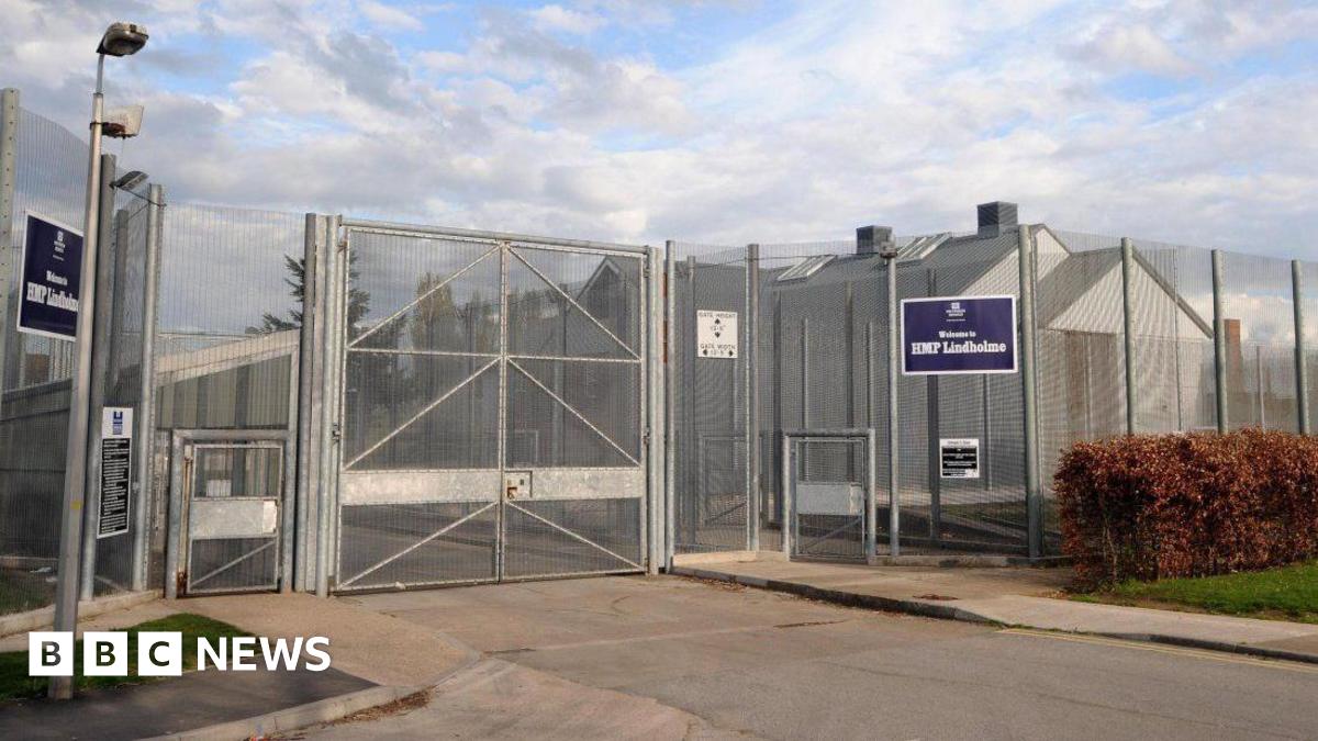 bbc.co.uk - Doncaster prison officer 'prayed' to have inmate's babies - court