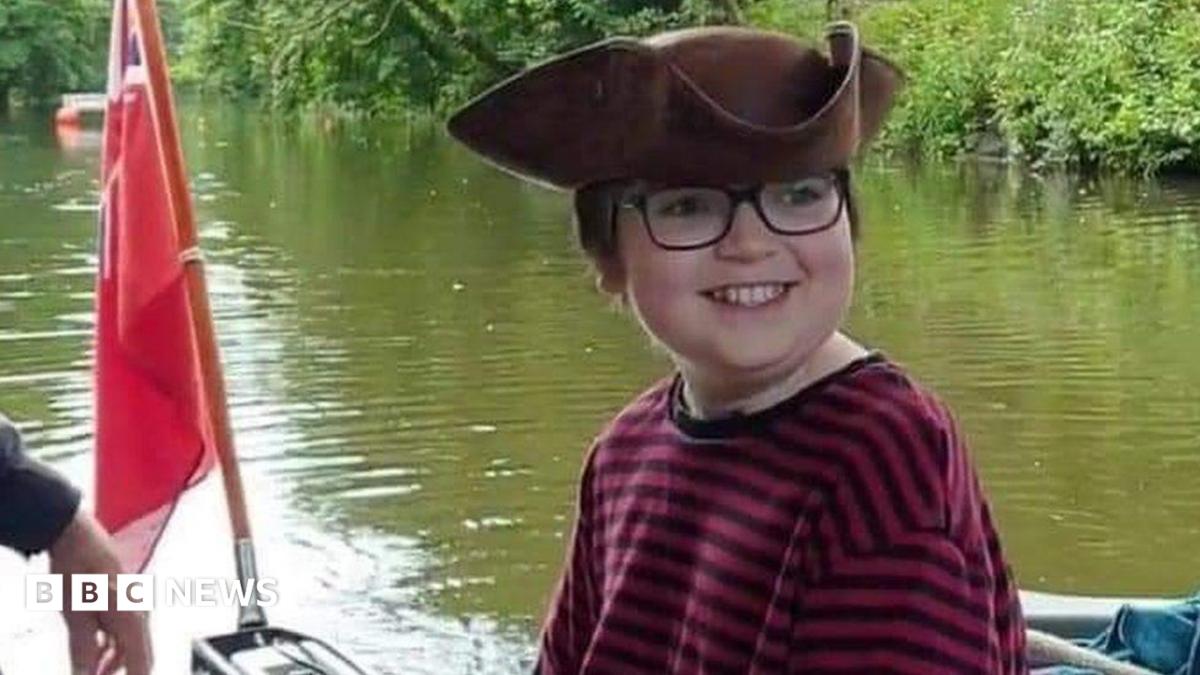 Ripley: Mum's sadness after son's memorial flag 'taken' - BBC News