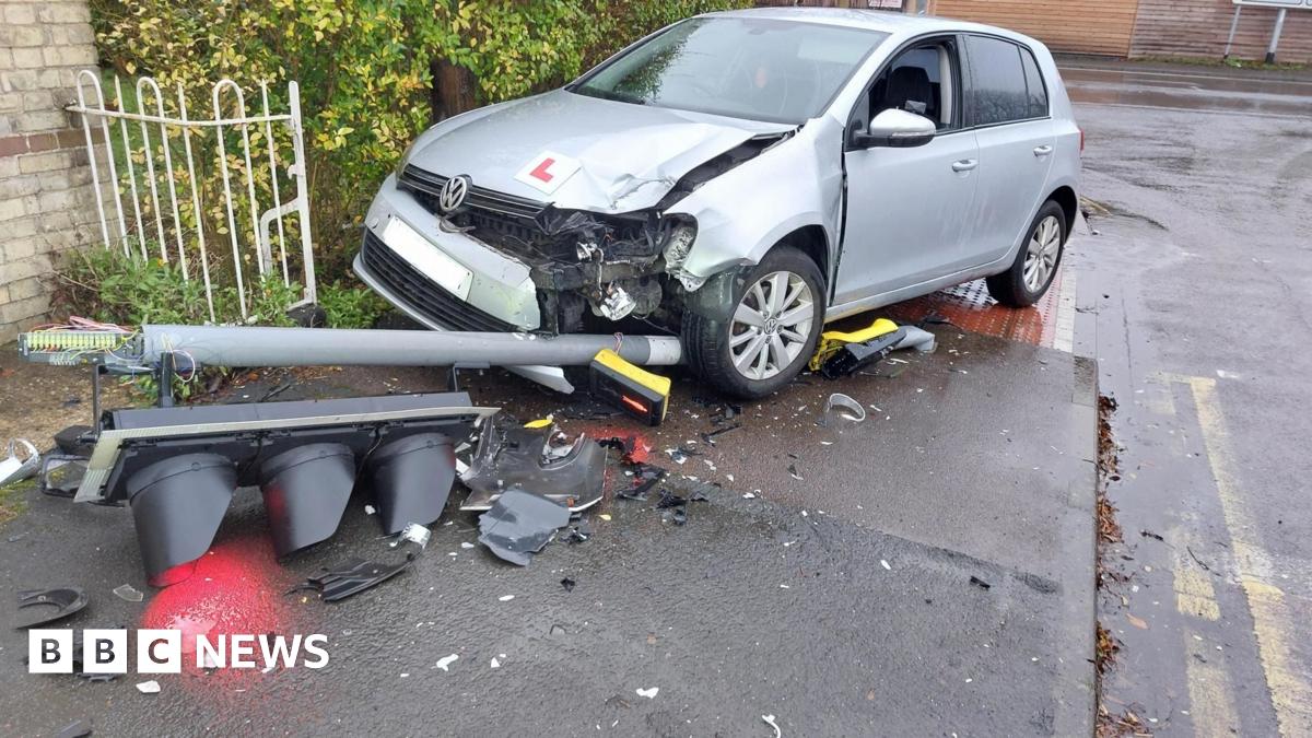 Learner fails driving test after hitting traffic lights