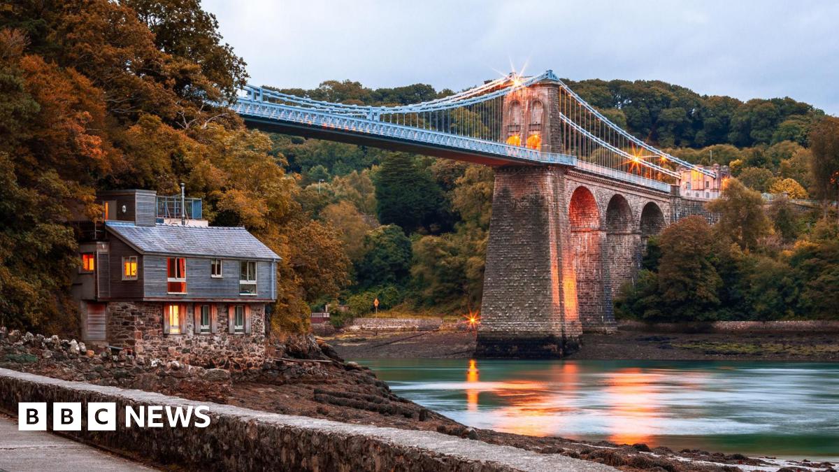 Rush hour delays as Menai Suspension Bridge closed