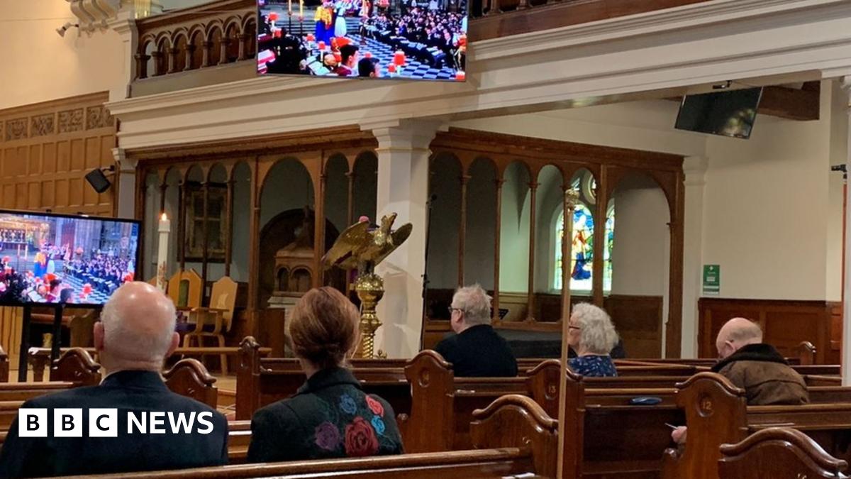 Queen's funeral: Isle of Man mourners gather in halls and churches