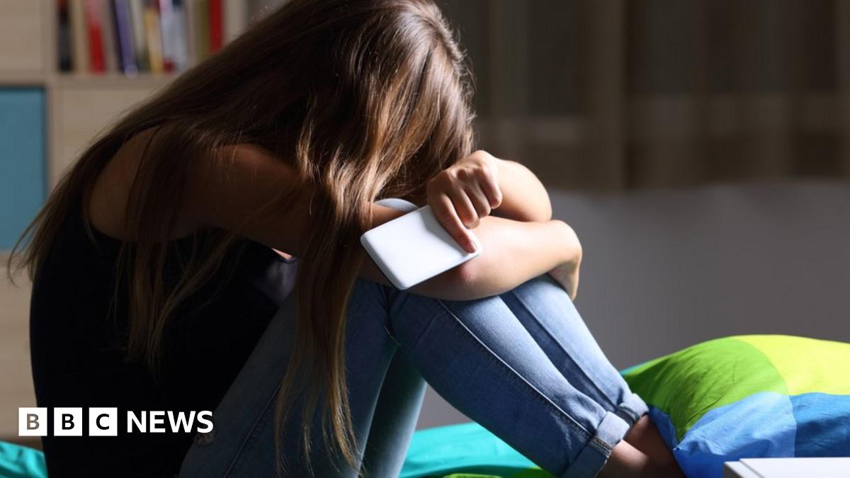 Mental health: One in four young women struggling - BBC News