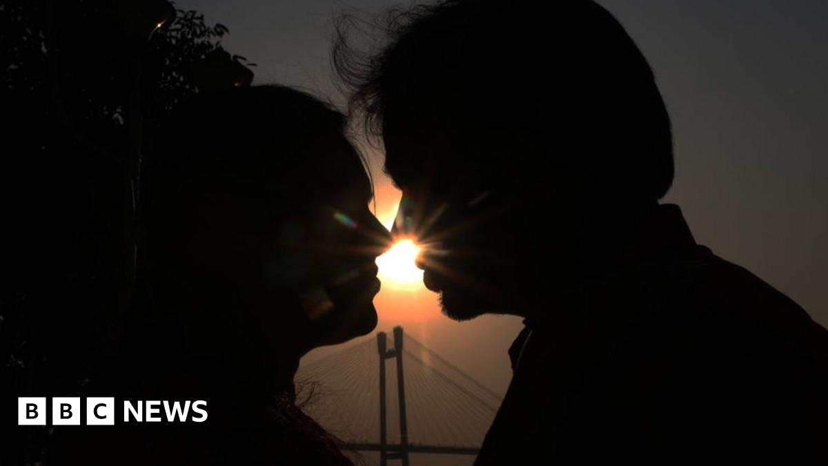 Delhi Metro: To kiss or not - the taboo around public affection in India -  BBC News