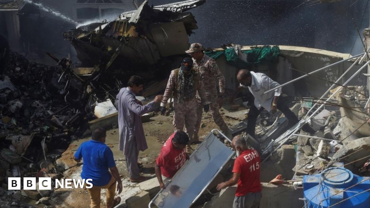 Pakistan International Airlines passenger plane crashes in Karachi - BBC Ne