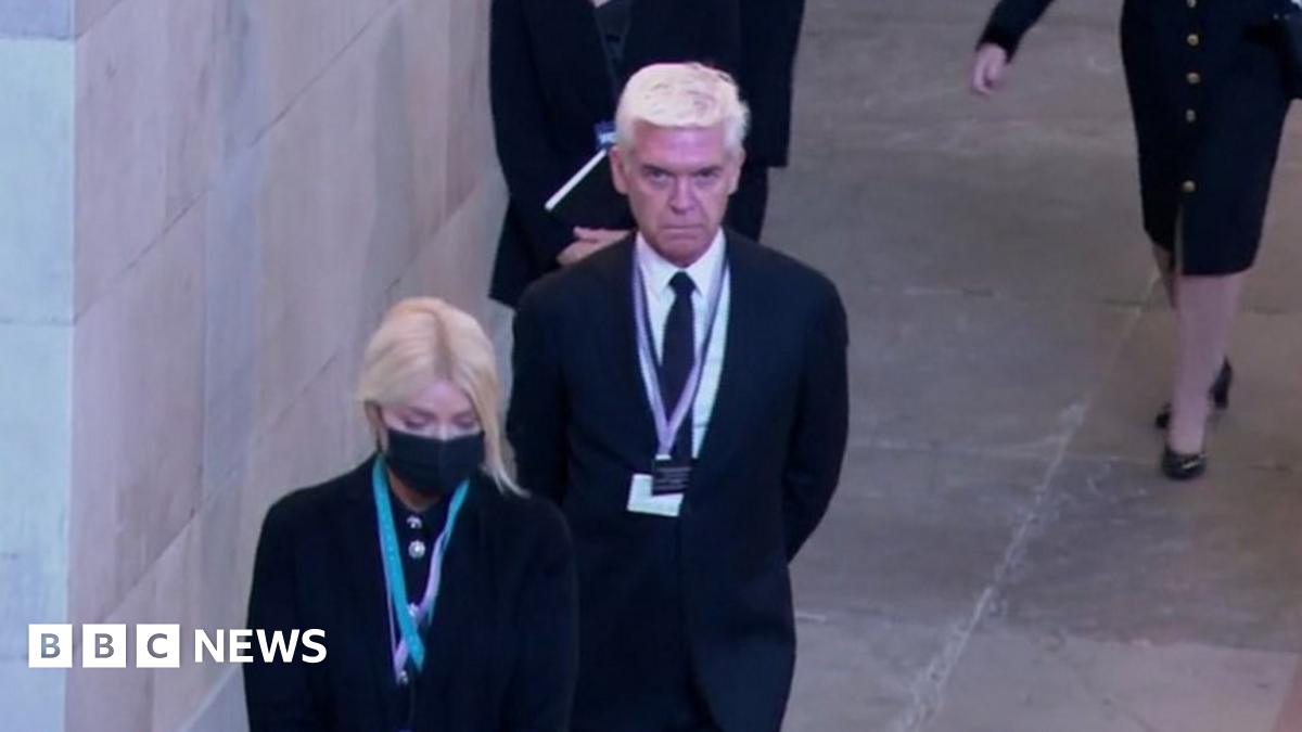 ITV boss defends Holly Willoughby and Phillip Schofield over queue furore -  BBC News