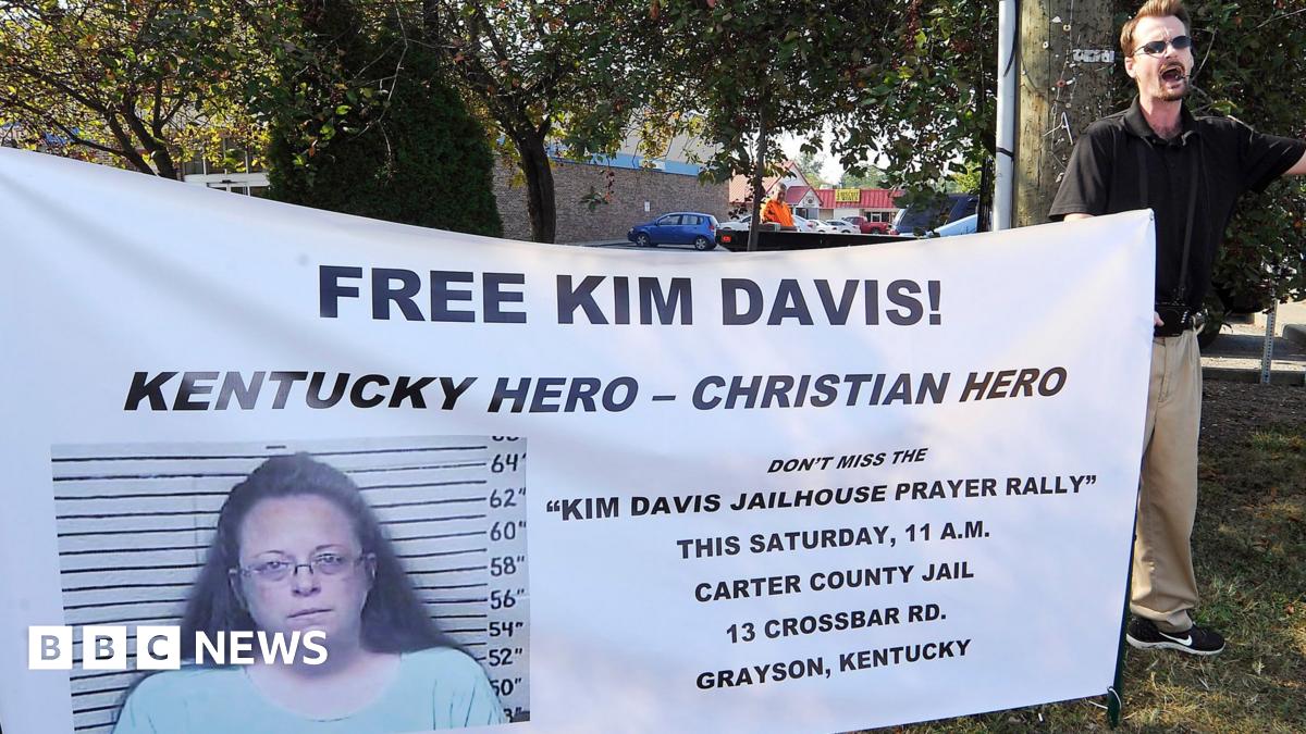 Kentucky gay marriage row Rally for jailed clerk Kim Davis BBC News