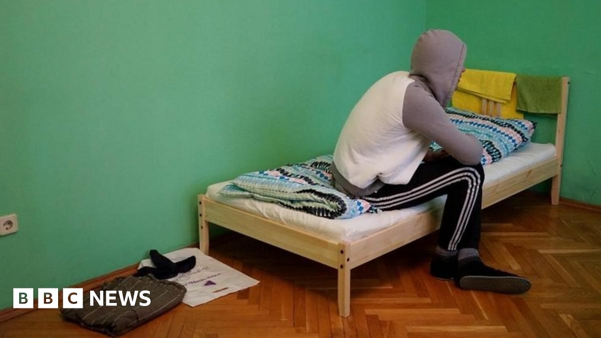 Chechnya gay rights: Putin backs inquiry into hate crimes - BBC News