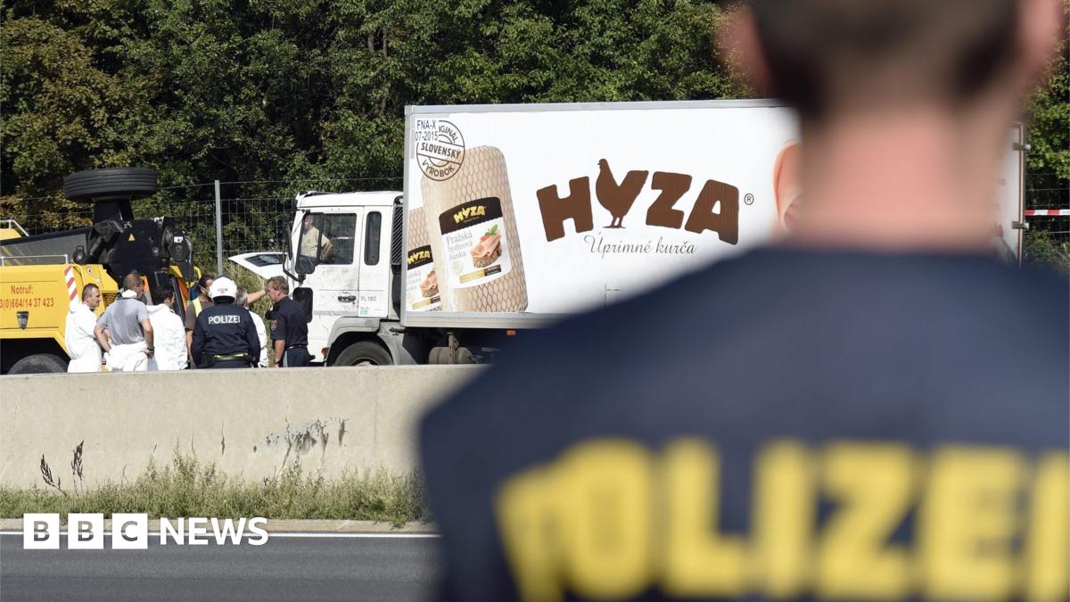 Migrant crisis: Grim find of bodies in Austria lorry - BBC News