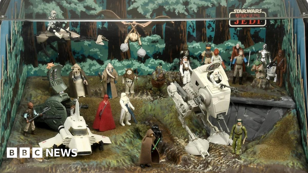 Star Wars toy shop display sold for 15 600 at auction BBC News