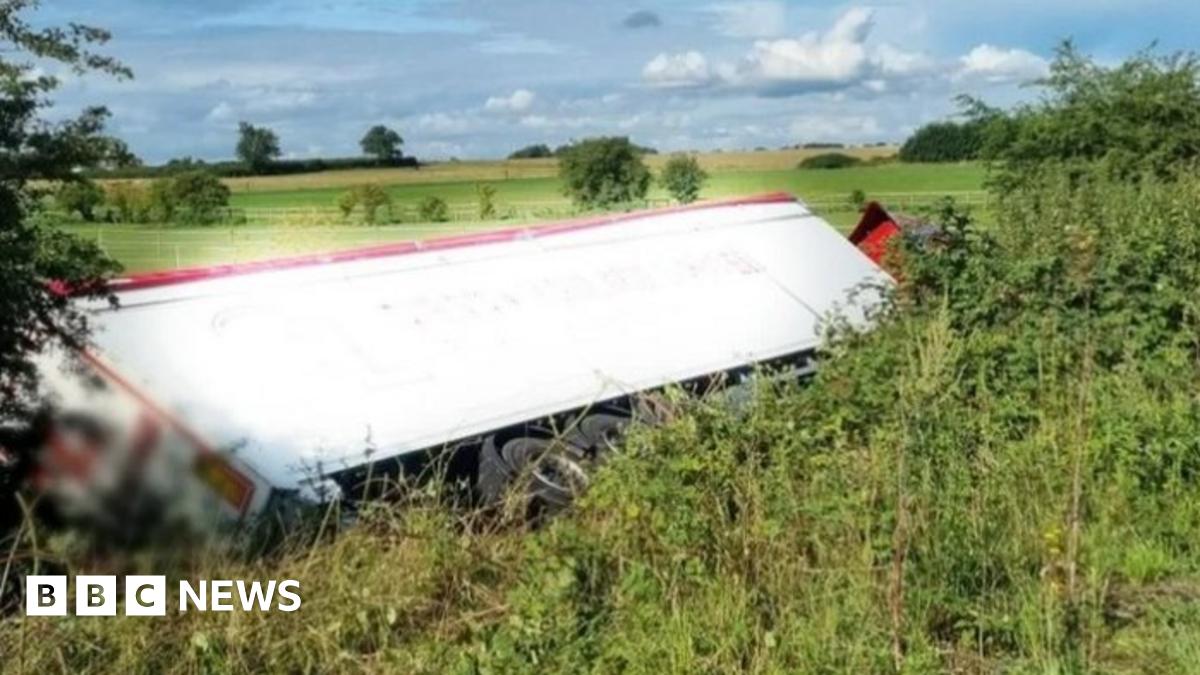 M180 closure to recover overturned lorry near Scunthorpe - BBC News