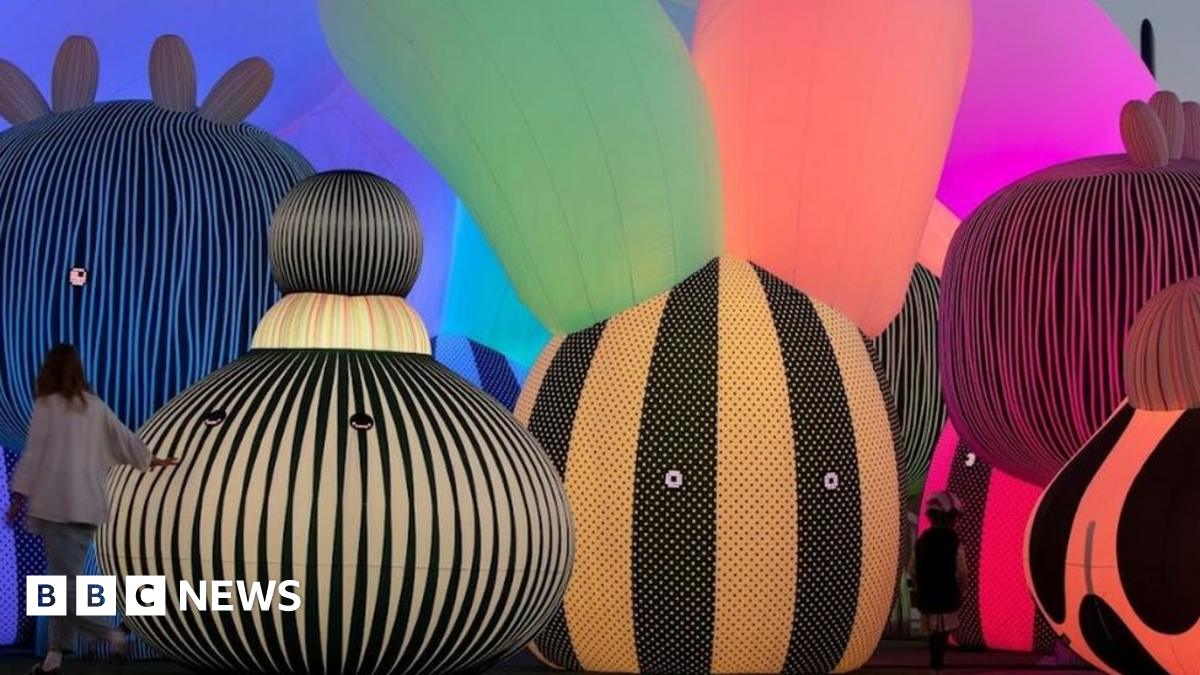 Inflatable sculptures set to land in Bournemouth - BBC News
