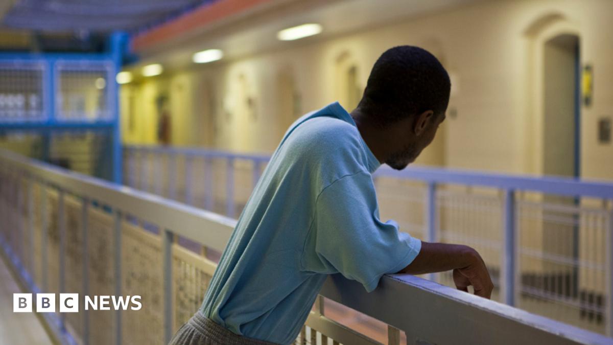 Wandsworth prison life: Decay, drugs and drudgery - BBC News