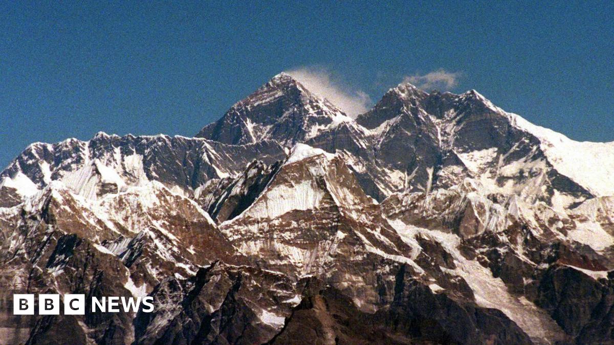 China to shame tourists leaving graffiti on Mt Everest - BBC News