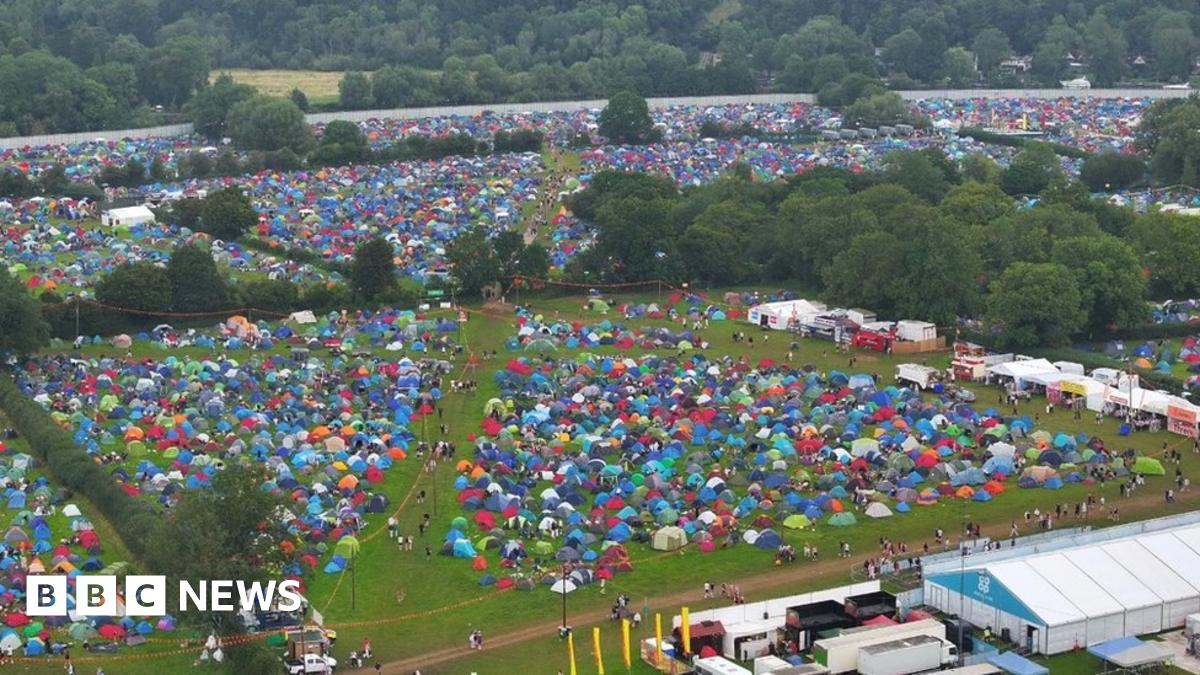 In pictures: Reading build-up begins as festival-goers arrive - BBC News