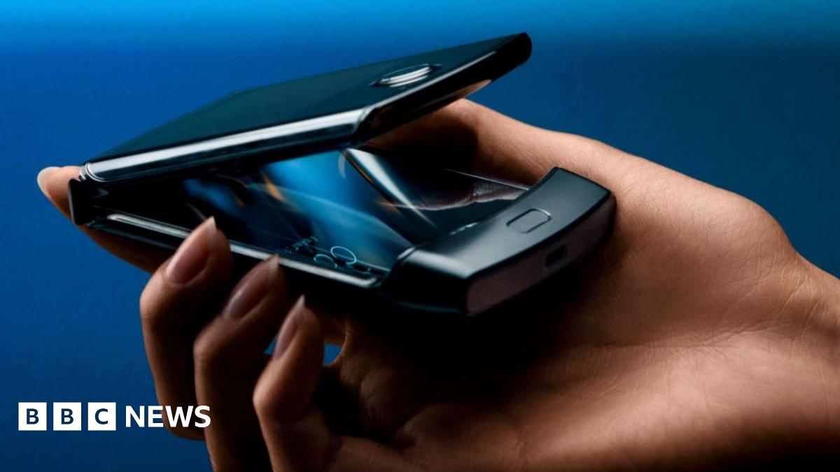 Motorola Razr flip phone revived with foldable screen - BBC News