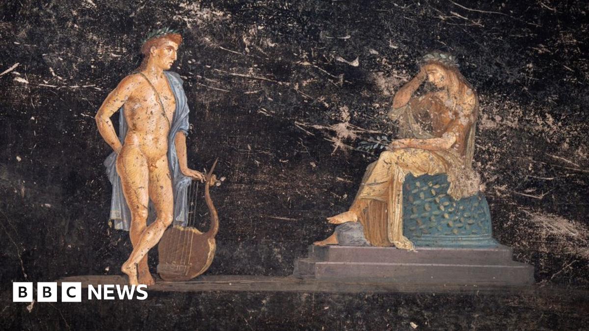 Pompeii: Breathtaking new paintings found at ancient city - BBC News