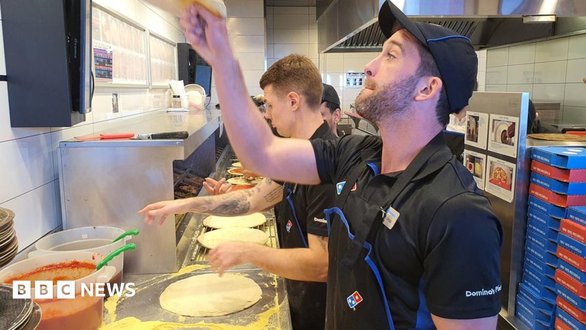 Domino's Pizza 2022 エプロン ブラック 3TEN _118743775_dominos-pizza1.jpg