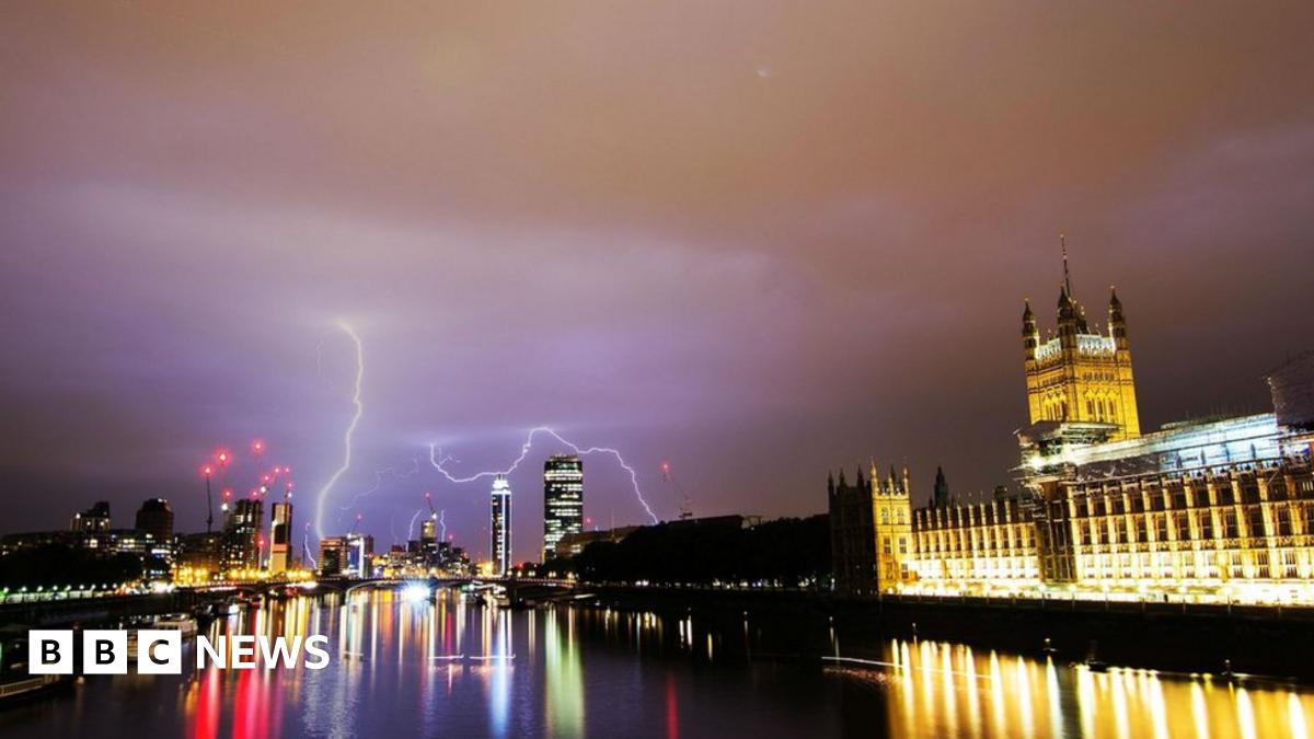 What should you do in a thunderstorm? - BBC News