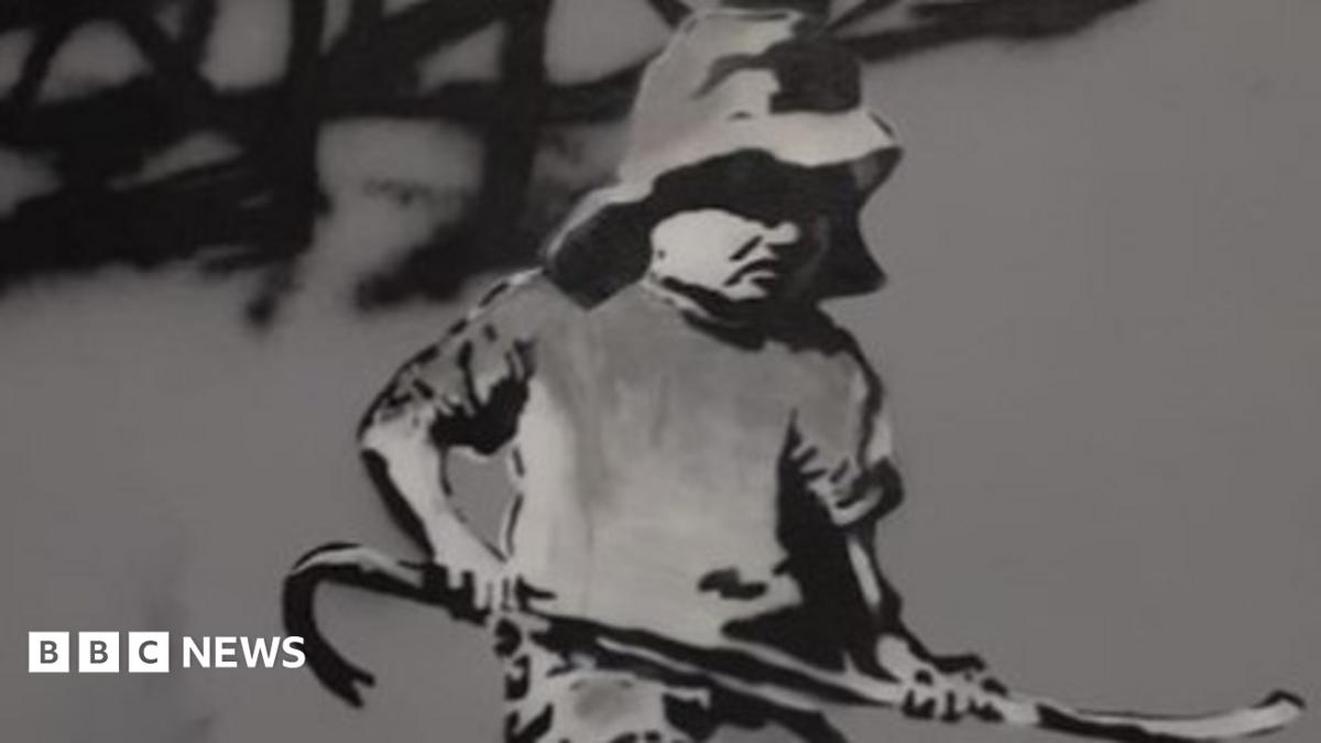 Banksy: Lowestoft sandcastle child recreated by local artist - BBC