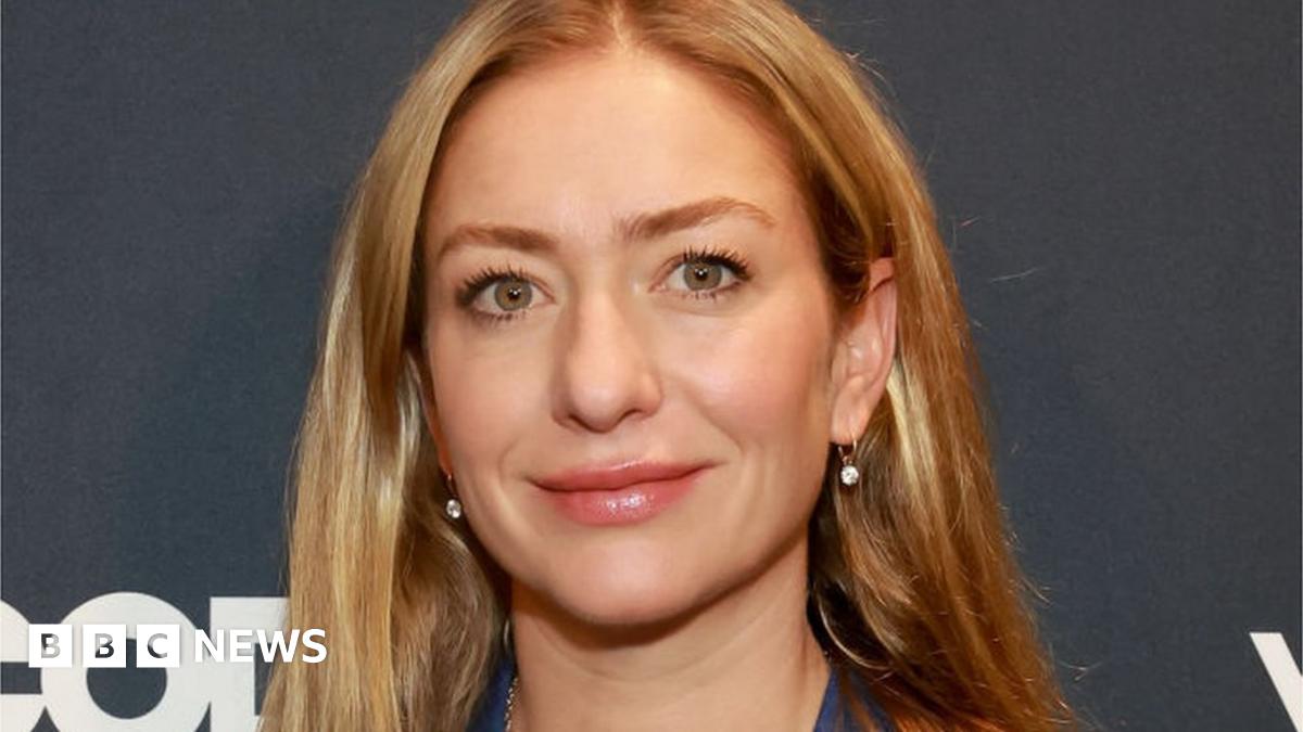Bumble founder Whitney Wolfe Herd steps down as boss of dating app - BBC News