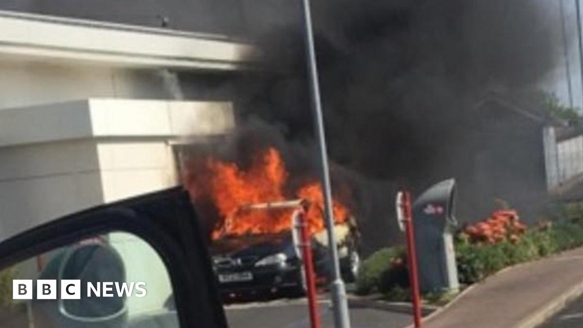 Greater Manchester KFC set on fire by burning car - BBC News