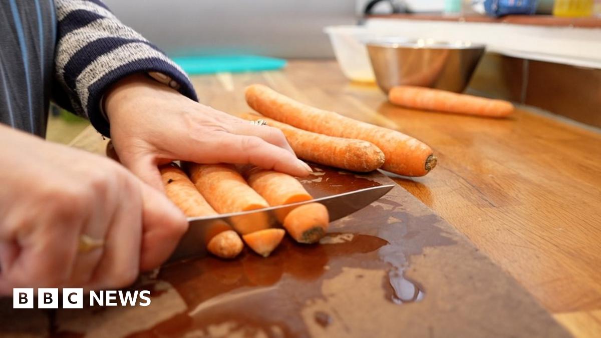 More Devon families struggling with food poverty - BBC News