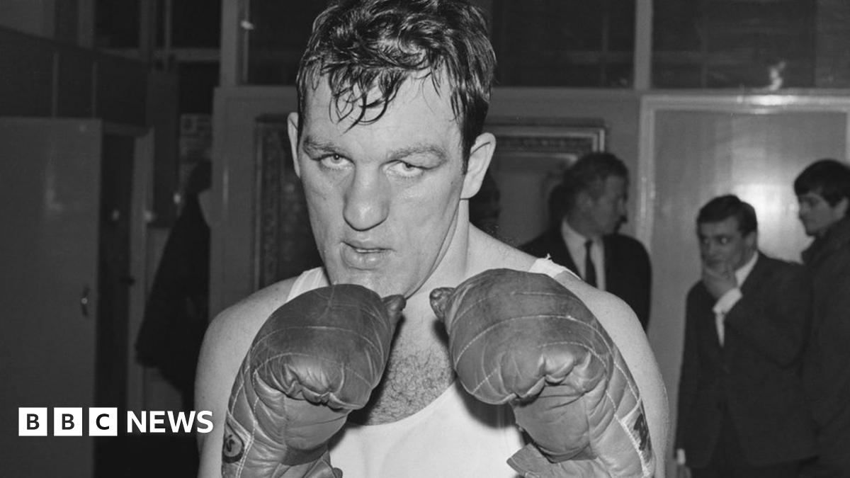 Boxer Brian London who fought Muhammad Ali for world title dies - BBC News