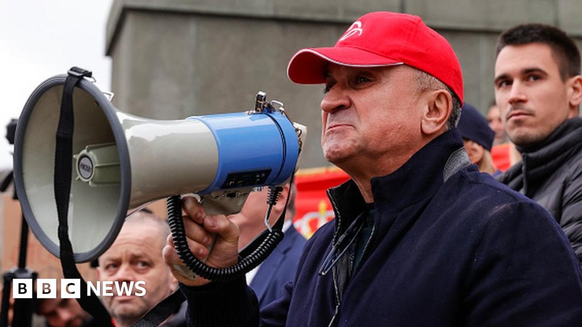 Novak Djokovic: Serbs seethe over tennis hero's entry ban - BBC News