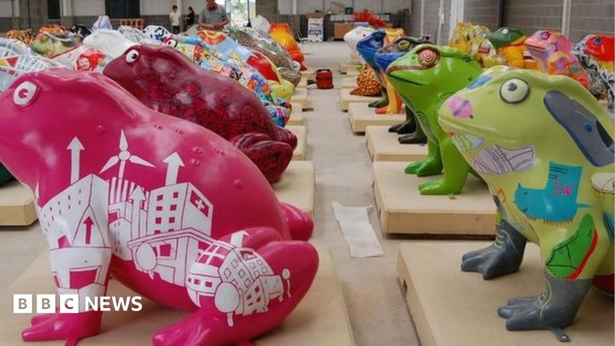 Giant fibreglass Larkin-based toads return to Hull - BBC News