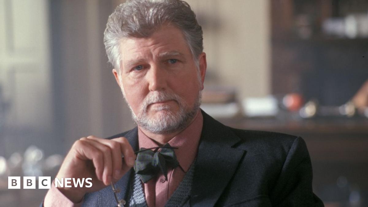 Hitchhiker's actor Stephen Moore dies aged 81 BBC News(01)