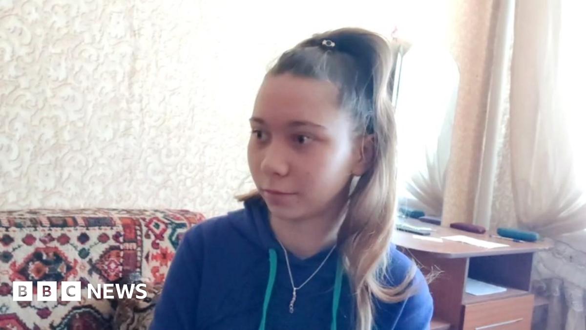 Masha Moskaleva: Girl who drew anti-war image handed to mother - BBC News
