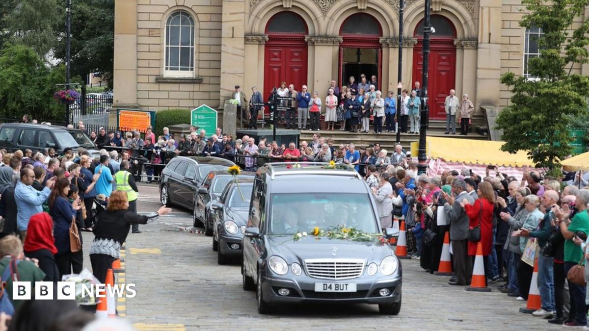 Jo Cox: Funeral takes place in Batley and Spen constituency - BBC News
