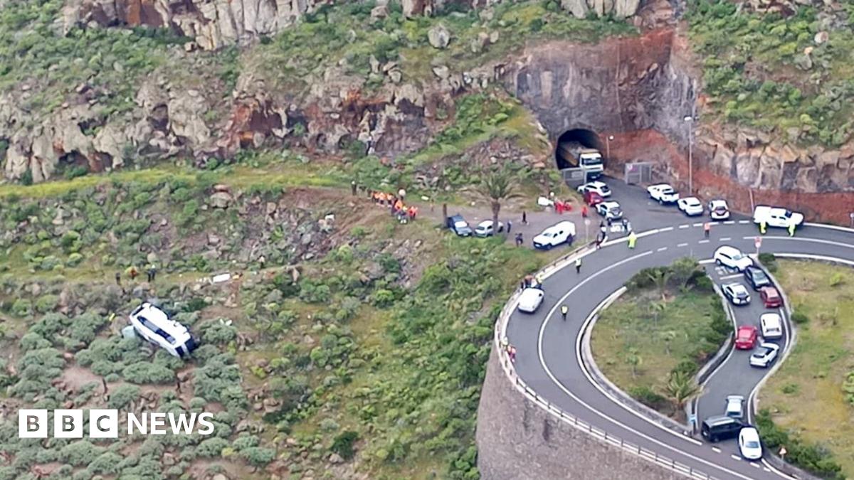 British man dies after tourist bus crashes in La Gomera, in the Canary Islands