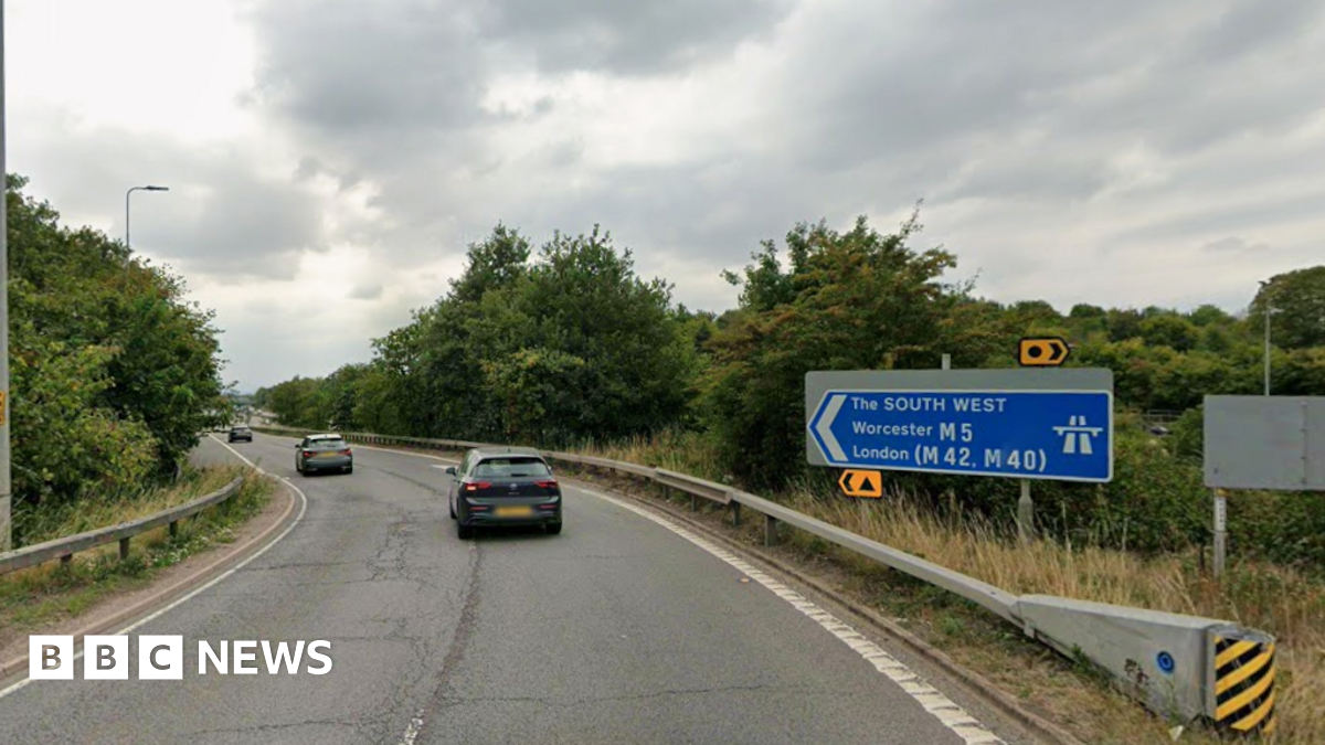 Biker injured on M5 near Bromsgrove after crash with two HGVs - BBC News