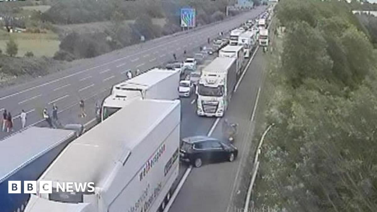 M6 closed after lorry crashes into barrier and overturns